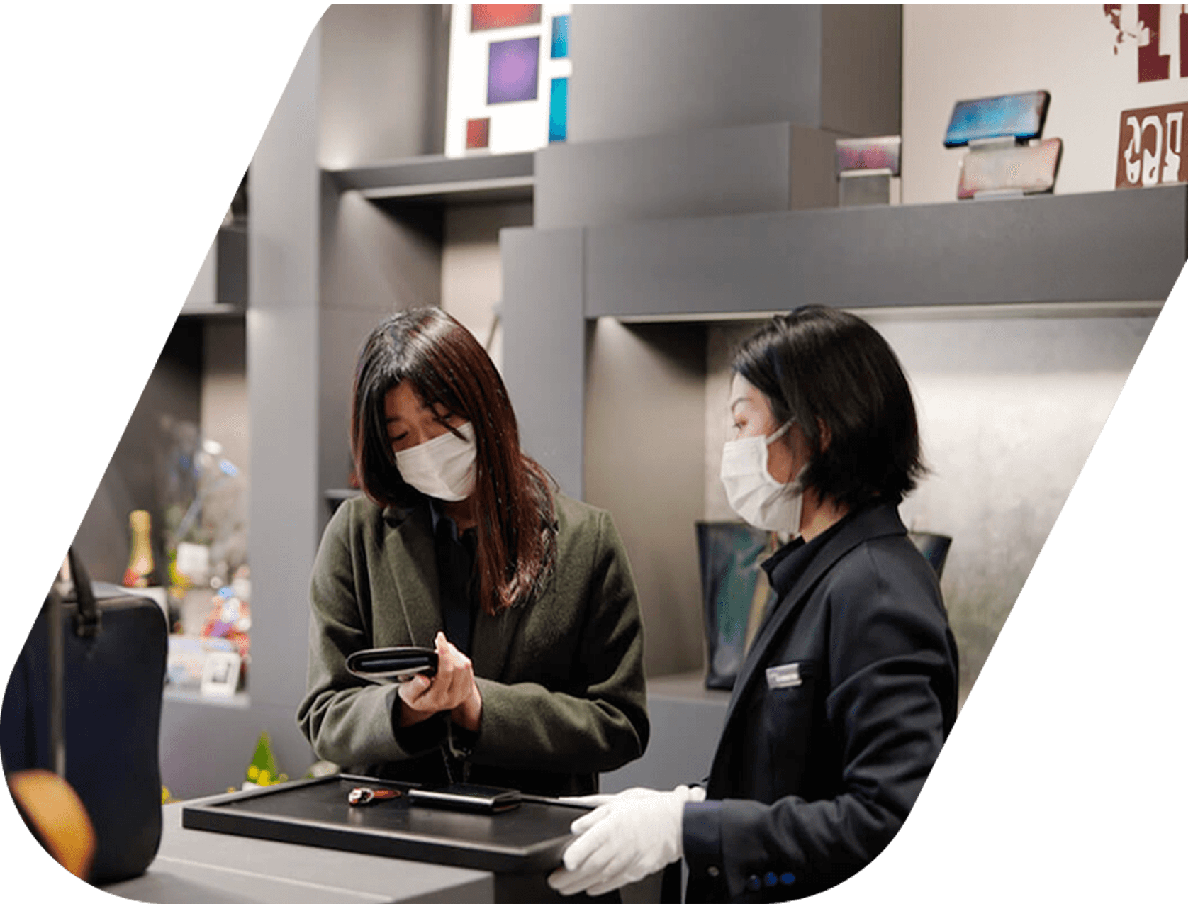 RECORE公式サイトに掲載されている小売店舗の接客風景