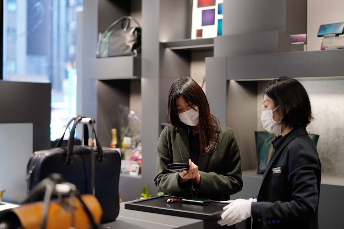 小売・リユース店舗での接客風景